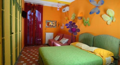 - une chambre dotée d'un lit vert avec des papillons sur le mur dans l'établissement La Dimora le Fumarole Rooms, à Ercolano