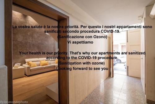 una pegatina de pared en una sala de estar con las palabras permiso para comprometerse en Elena House Gold Apartment, en Viareggio