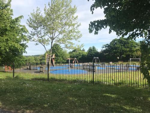 ルージリーにあるChase Heightsの公園内の柵の裏遊び場