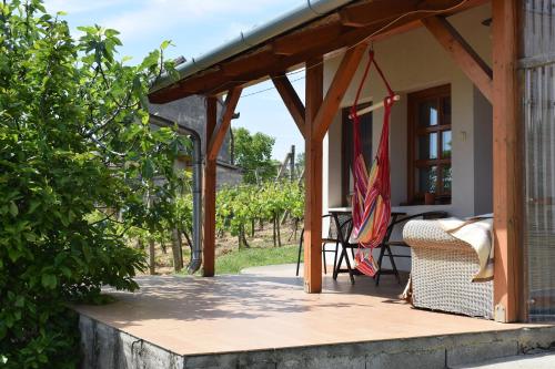 eine Terrasse mit Markise sowie einem Tisch und Stühlen in der Unterkunft Remete-lak in Villány