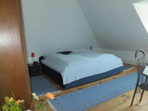 1 dormitorio con 1 cama en el ático en Ferienwohnung im Zentrum, en Radolfzell am Bodensee