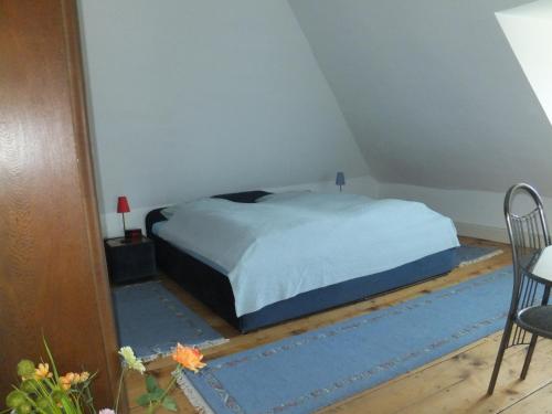 a bedroom with a bed in a attic at Ferienwohnung im Zentrum in Radolfzell am Bodensee