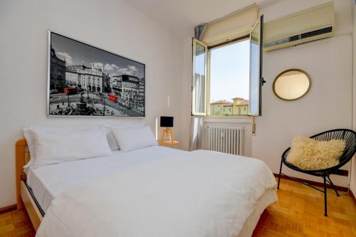 トスコラーノ・マデルノにあるAppartamento Dialma'sのベッドルーム(大きな白いベッド1台、椅子付)