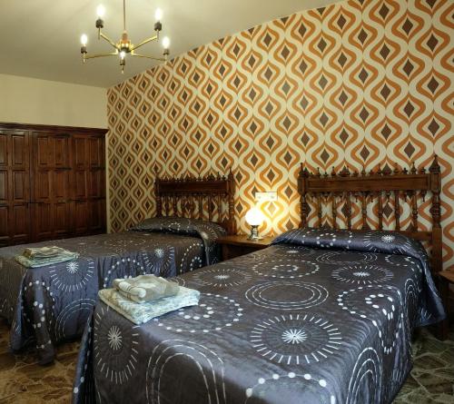 Giường trong phòng chung tại Casa Tío Peguero, Piscina Climatizada