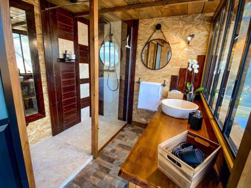 a bathroom with a tub and a sink at Les insolites de Taracopala in Solliès-Toucas