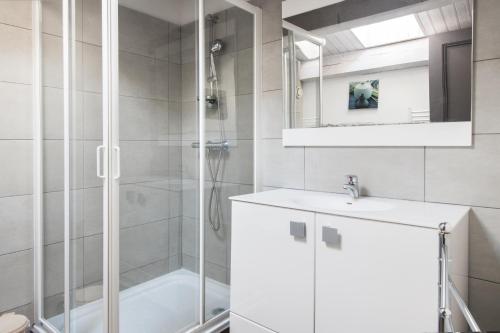 ラ・フロットにあるMaison Latitudeのバスルーム(シャワー、洗面台、トイレ付)