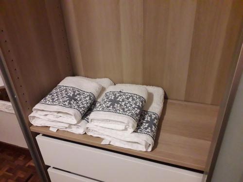 a group of towels on a shelf in a closet at Con encanto y bien ubicado in Logroño