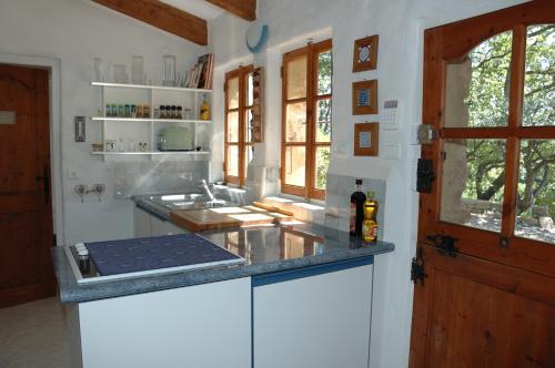 une cuisine avec un comptoir et un évier dans une pièce dans l'établissement Maison Bijoux-de-Provence 
