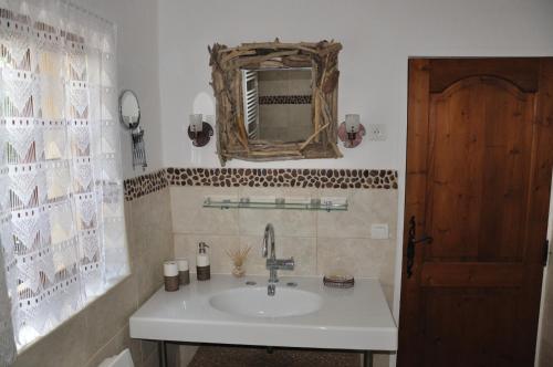 y baño con lavabo y espejo. en Maison Bijoux-de-Provence "Oliviers", en Puyméras