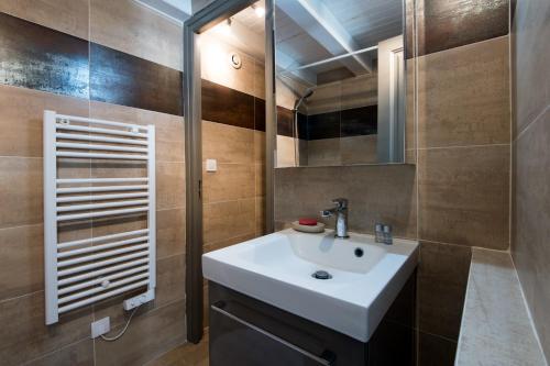 サン・マルタン・ド・レにあるAppartement Vaubanのバスルーム(白い洗面台、鏡付)