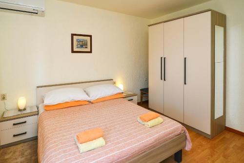 - une chambre avec un lit et 2 serviettes dans l'établissement Charming Opatija Getaway w Panoramic Sea Views and Rewarded Garden, à Opatija