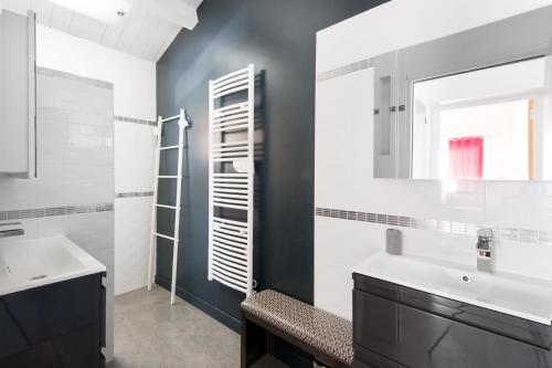 un bagno con lavandino e specchio di Villa Ensoleillée a Sainte-Marie-de-Ré