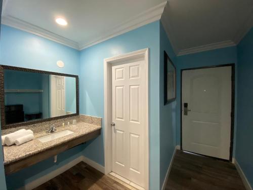 uma casa de banho com um lavatório e um espelho em Redondo Beach Motel - LAX em Gardena