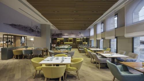 une salle à manger avec tables, chaises et fenêtres dans l'établissement Holiday Inn Istanbul Old City by IHG, à Istanbul