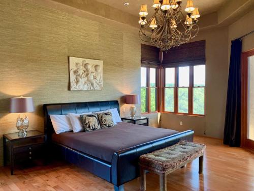 A bed or beds in a room at Scenic Hill Country Retreat - Rhino Ranch