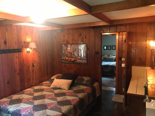 En eller flere senger på et rom på Cabin #5 - Times Square cabin