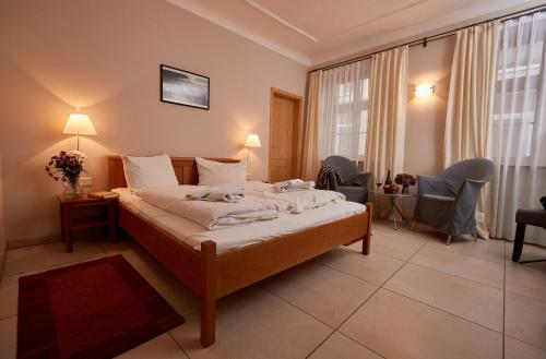 ein Schlafzimmer mit einem Bett in einem Zimmer in der Unterkunft Am Malerweg in Pirna