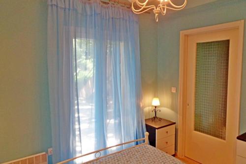 1 dormitorio con cama y ventana grande en Sea&Sky Apartment, en Víngla