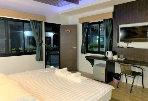 Postel nebo postele na pokoji v ubytování Thalang resort