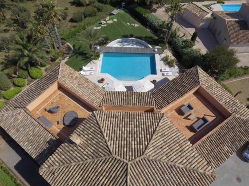 une vue aérienne d'une maison avec piscine dans l'établissement La Romarine, à Sainte-Maxime