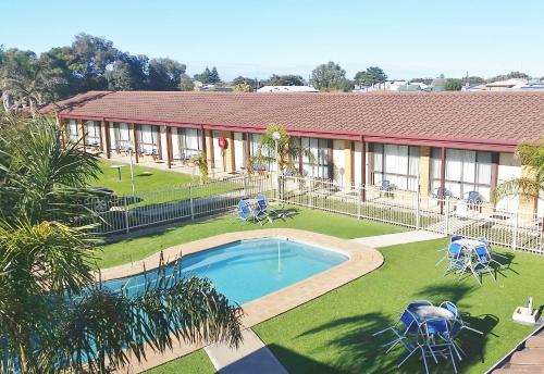 um resort com piscina e cadeiras e um edifício em Lacepede Bay Motel em Kingston South East
