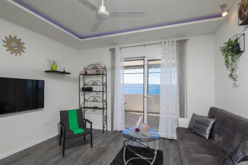 TV a/nebo společenská místnost v ubytování Seaside Deluxe