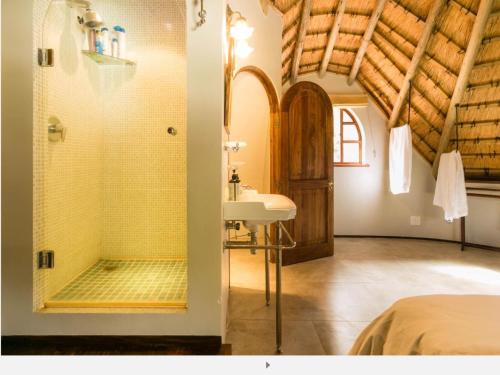 un bagno con doccia e lavandino di Crestwood Bed & Breakfast a Curryʼs Post
