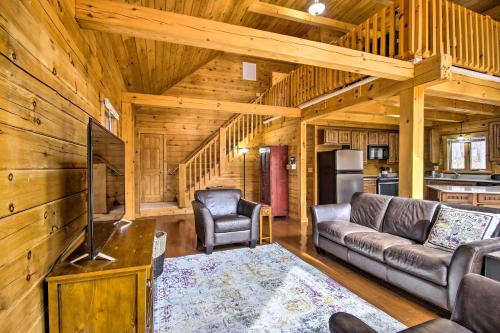 - un salon avec un canapé et une télévision dans une cabine dans l'établissement Comfortable Log Home about 4 Mi to Shenandoah River!, à New Market
