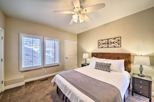 Katil atau katil-katil dalam bilik di Mountain Gem with Game Room, 5 Mi to Lake Arrowhead!