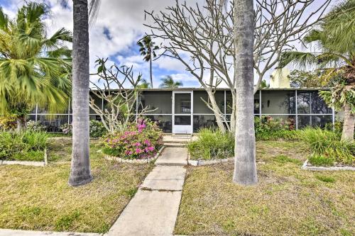 Zahrada ubytování Merritt Island Home with Boat Dock on Canal Front!