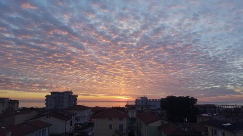 Alba o tramonto visti dall'interno dell'hotel o dai dintorni