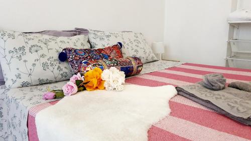 ein Wohnzimmer mit einem Sofa mit Blumen darauf in der Unterkunft Chafbius apartment in Cagliari