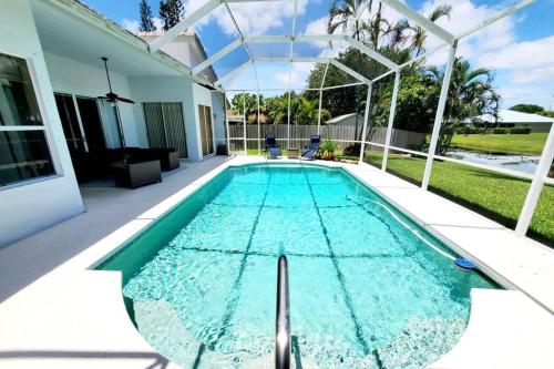 בריכת השחייה שנמצאת ב-Our Beautiful Florida Vacation Home With Heated Pool או באזור