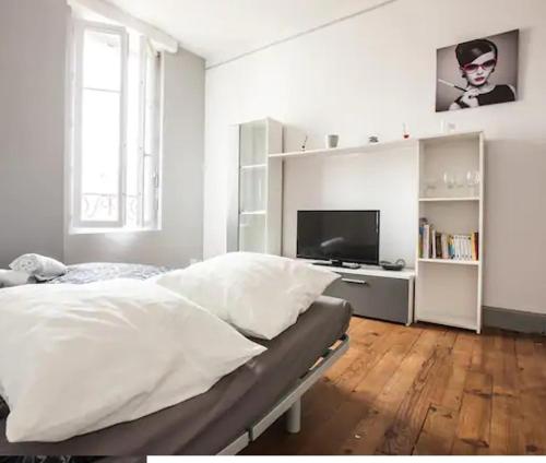 Rúm í herbergi á Appartement charmant dans le centre de Biarritz Dan 3ème étage