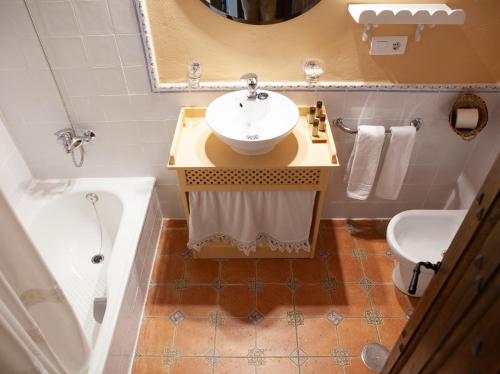 Et badeværelse på Hotel Cortijo de Salia