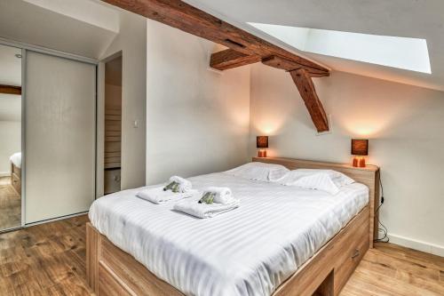 1 dormitorio con 1 cama con 2 toallas en Charming and luxury flat in Toulouse - Welkeys, en Toulouse