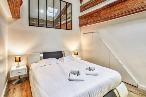 een slaapkamer met een bed met twee handdoeken erop bij Charming and luxury flat in Toulouse - Welkeys in Toulouse