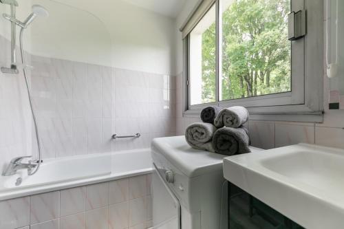 a bathroom with a sink and towels on a washing machine at Les Terrasses du Palais in Vannes