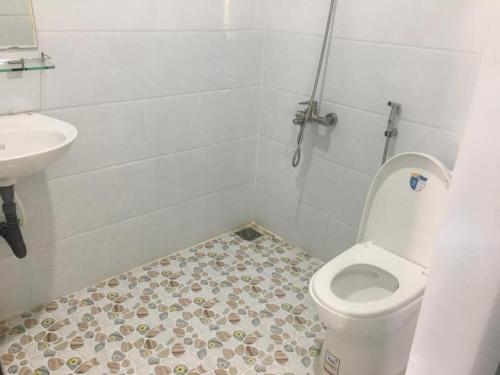 ein Bad mit einem WC und einem Waschbecken in der Unterkunft Nhà nghỉ Cát Đằng Hồ Tràm in Hồ Tràm