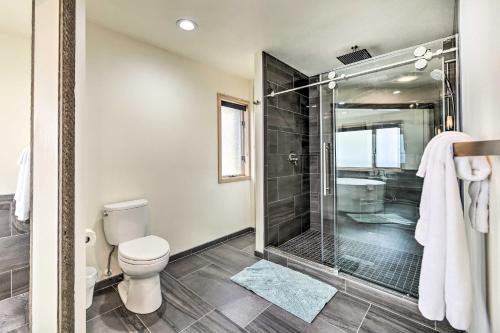 Ένα μπάνιο στο Luxurious Newport Estate with Spa and Lighthouse Views
