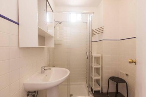 biała łazienka z umywalką i prysznicem w obiekcie Bonito Apartamento Sol Tarifa, centrico y cerca de la playa w mieście Tarifa
