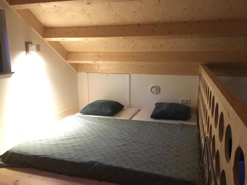 Tempat tidur dalam kamar di B&B Het Vogeltje