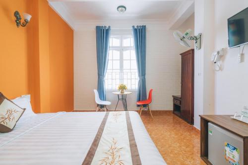 Кровать или кровати в номере Khải Hoàng 2