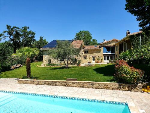 uma casa com piscina em frente a uma casa em L'Ermitage de Saint-Bardoux em Saint-Bardoux