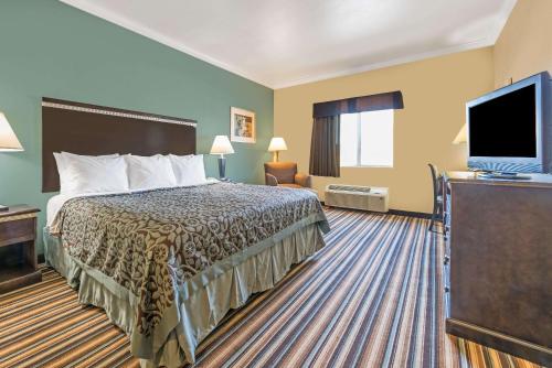 Tempat tidur dalam kamar di Days Inn by Wyndham Rockdale Texas