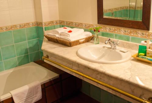 a bathroom with a sink and a bath tub at Casona de San Pantaleón de Aras in San Pantaleón de Aras