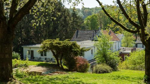 a row of houses in a yard with trees at De Heek in Valkenburg