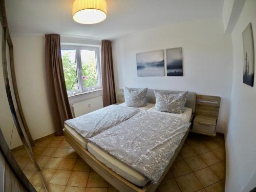 een slaapkamer met een bed en een raam bij FeWo Kappi Winterberg in Winterberg