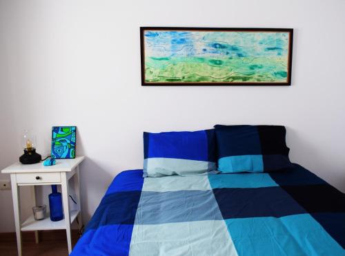 a bedroom with a bed and a picture on the wall at El Ático de La Casa Viva in Vélez Blanco
