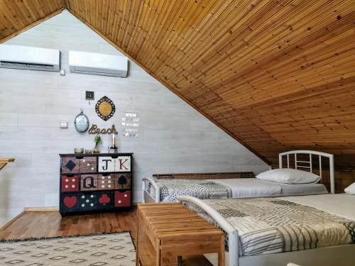 En eller flere senge i et værelse på Beachfront, Tirana Guest House
